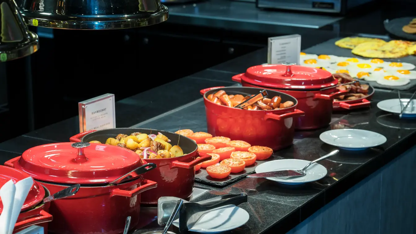 Frokostbuffet med varmmat og røde kjeler  på Thon Hotel Nordlys i Bodø sentrum ved småbåthavna