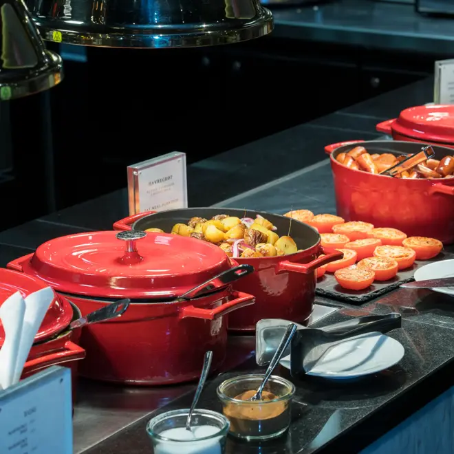 Frokostbuffet med varmmat og røde kjeler  på Thon Hotel Nordlys i Bodø sentrum ved småbåthavna