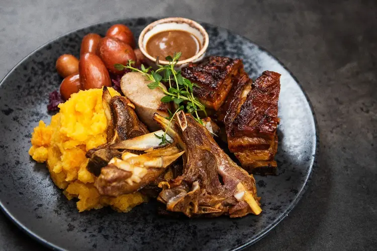 På Jessheim Storsenter finner du julestemning på tallerkenen – hos våre restauranter serveres julemat og det dekkes til  julebord for både små og store grupper