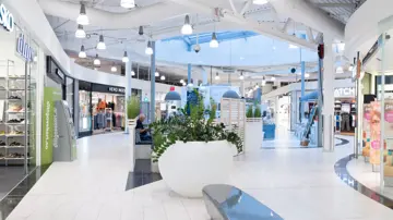 Bildet viser noen av butikkene inne på kjøpesenteret Mosseporten.