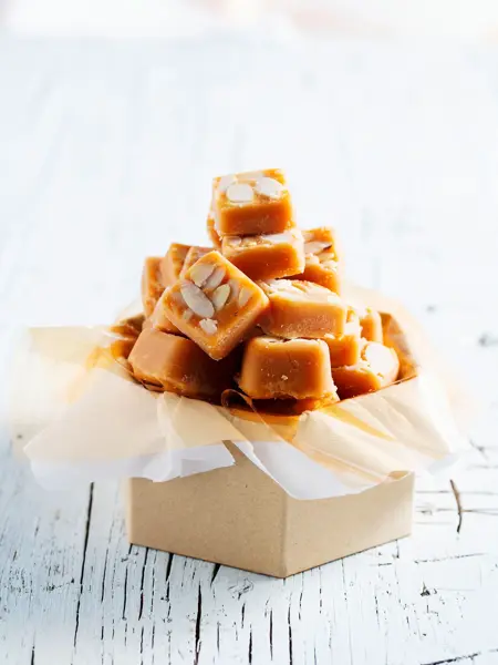 Karameller dandert i en gaveboks 