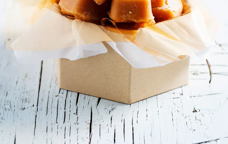 Karameller dandert i en gaveboks 