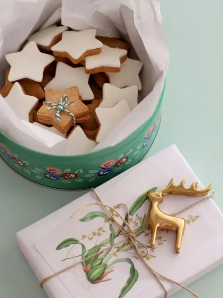 Nærbilde av julekaker i blikkboks 