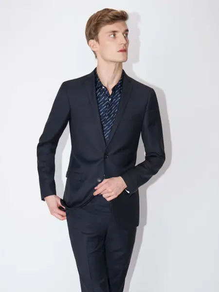 Mann i mørk blå dress