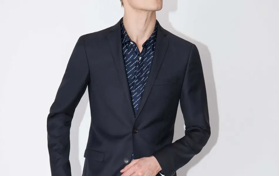 Mann i mørk blå dress