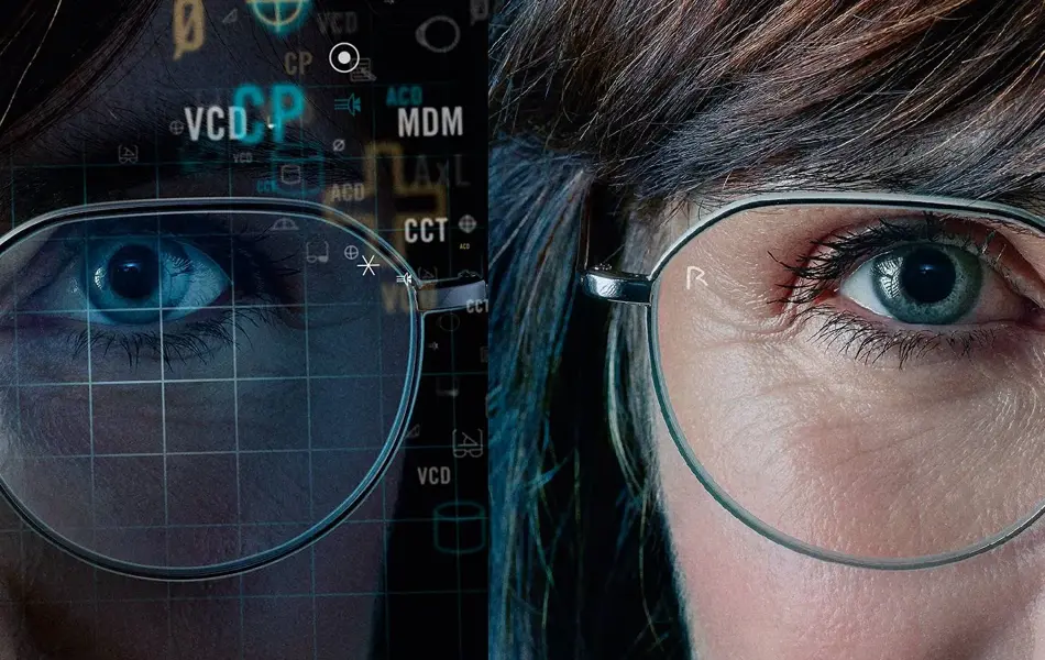 Dame med brillerx2 i mørket og i lyset