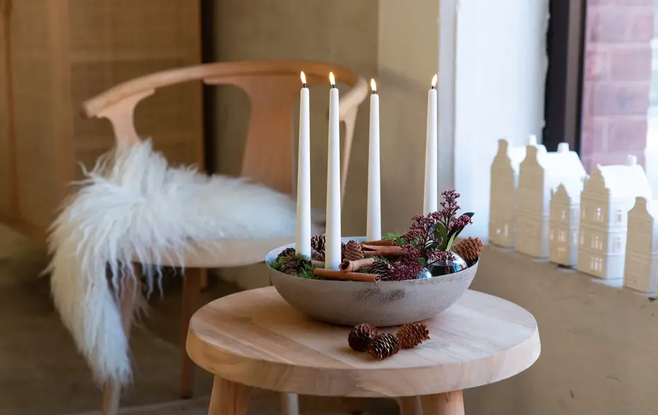Sofabord med adventslysestake formet som en bolle fyllt med svibel og kanelstenger