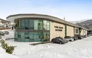 Fasadebilde av Thon Senter Ulsteinvik, parkeringsplass.