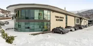 Fasadebilde av Thon Senter Ulsteinvik, parkeringsplass.