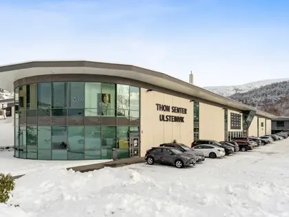 Fasadebilde av Thon Senter Ulsteinvik, parkeringsplass.