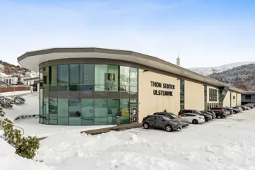 Fasadebilde av Thon Senter Ulsteinvik, parkeringsplass.
