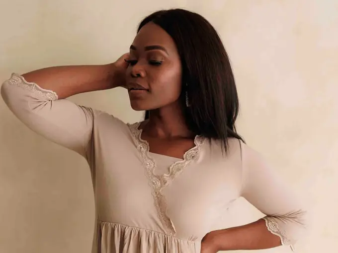 Dame som tar seg på hode