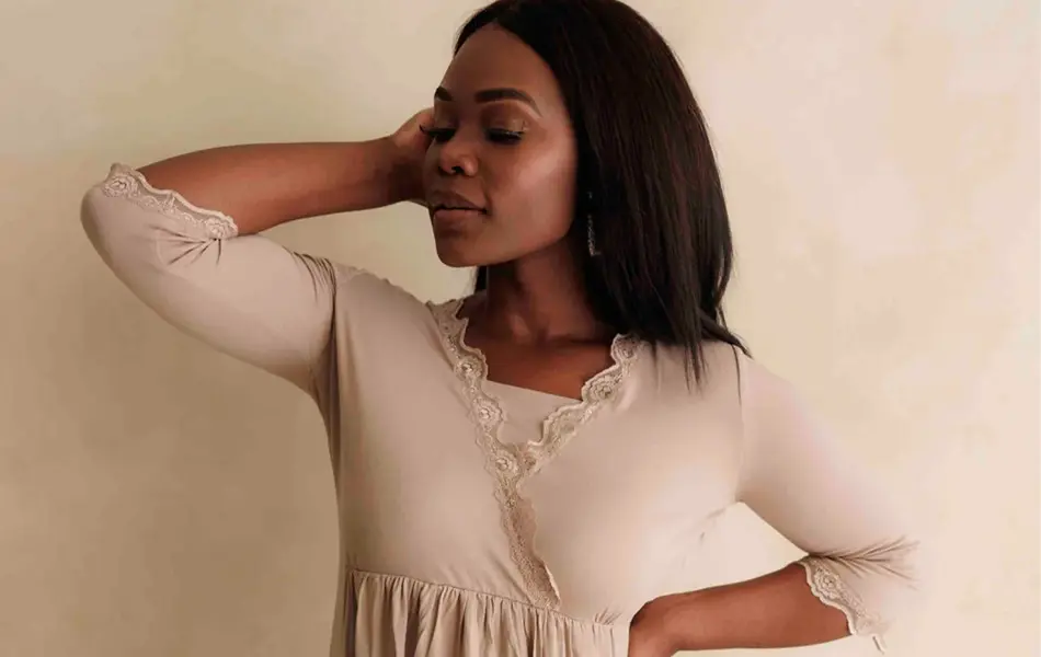 Dame som tar seg på hode