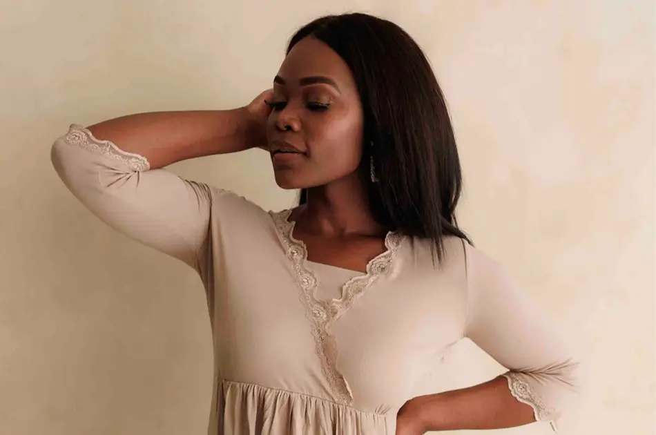 Dame som tar seg på hode