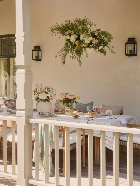 Tildekket bord utendørs på verandaen