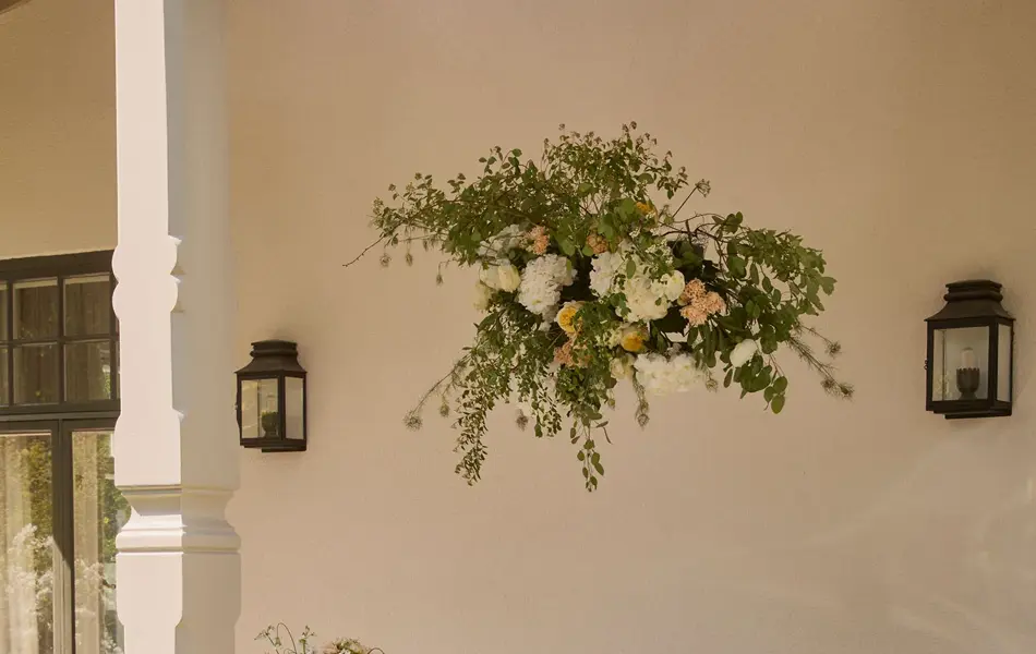 Tildekket bord utendørs på verandaen