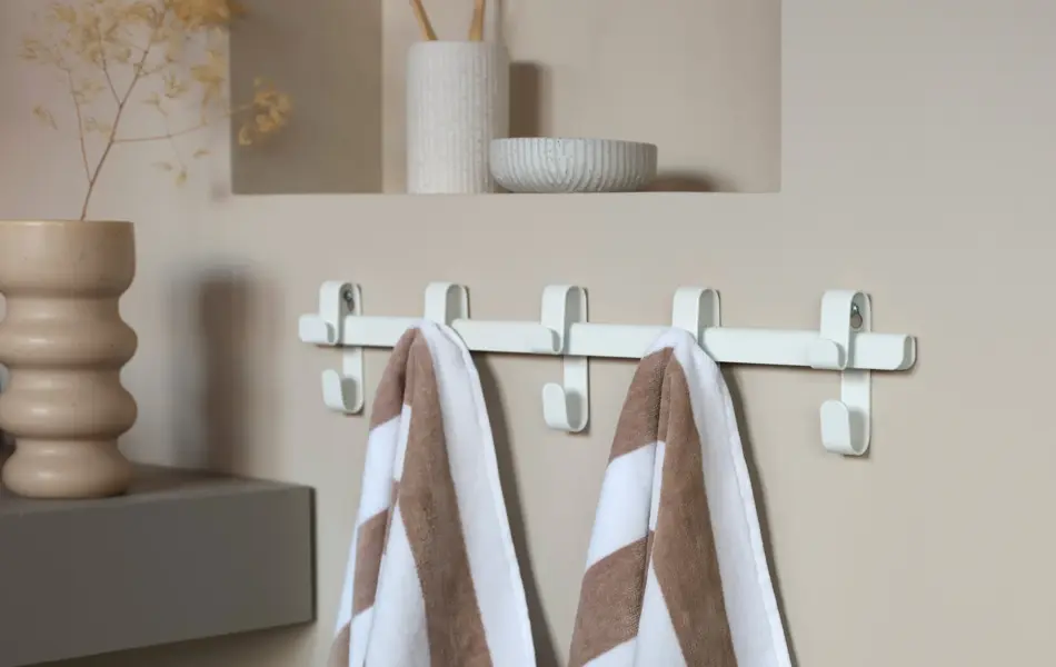 Produkter fra Princess. Hvite og brunstripete håndklær