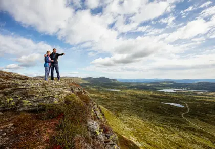 Mann og dame på fjelltur og peker utover naturen på Skeikampen. Foto.