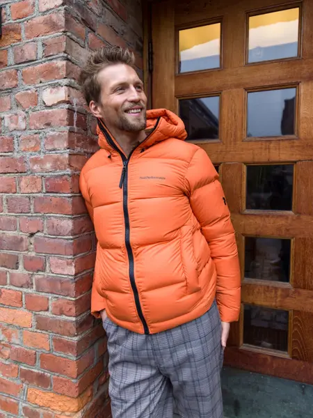 mann med oransje boblejakke