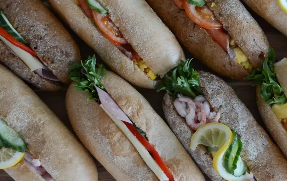 baguetter med forskjellig pålegg