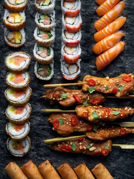 Stor kosekombo 44 biter med sticks og sushi.jpg