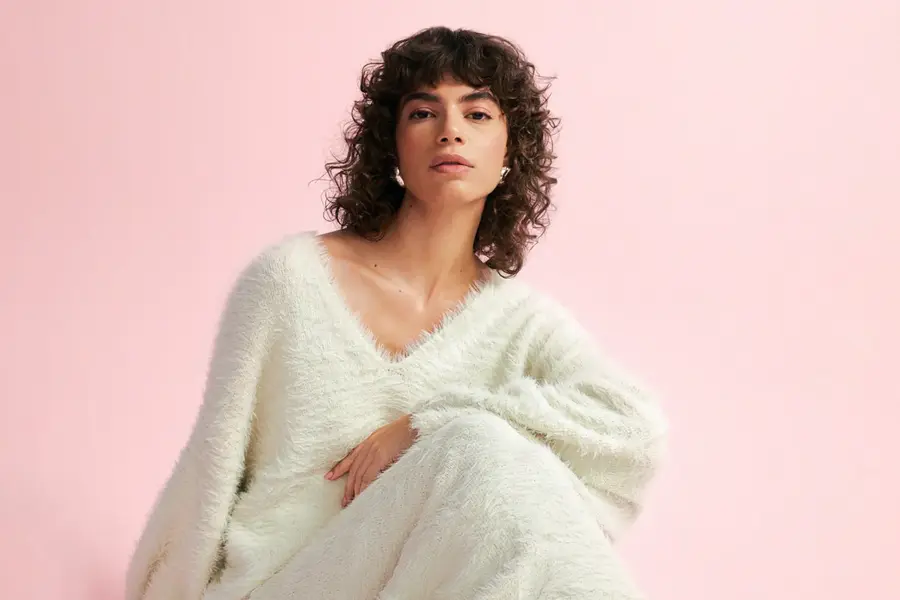 Modell som poserer med klær fra Gina Tricot