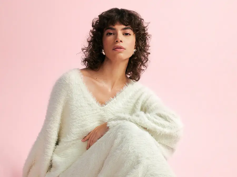 Modell som poserer med klær fra Gina Tricot