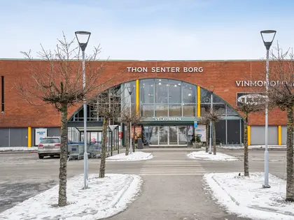 Fasadebilde av Thon Senter Borg, hovedinngang.