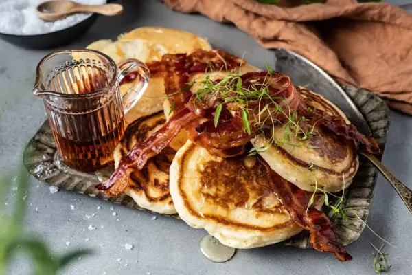 Fat med amerikanske pannekaker, bacon og lønnesirup.