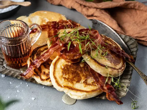 Fat med amerikanske pannekaker, bacon og lønnesirup.