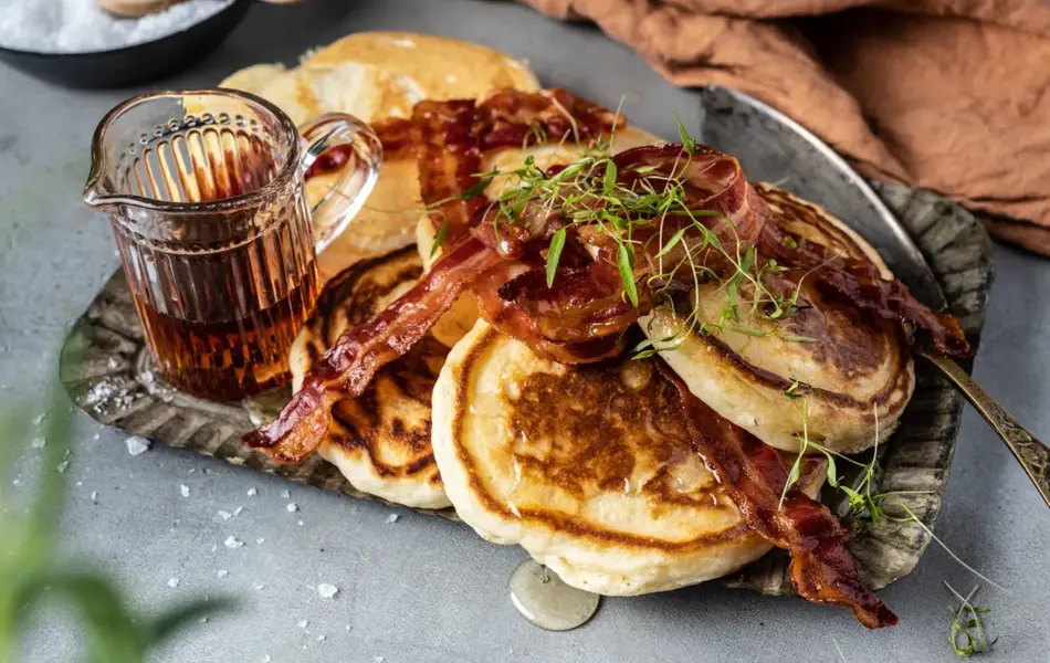 Fat med amerikanske pannekaker, bacon og lønnesirup.