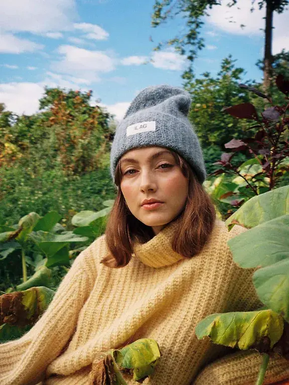 Dame med lue og strikket jakke