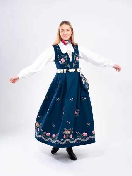 Jente som snurrer med blå bunad