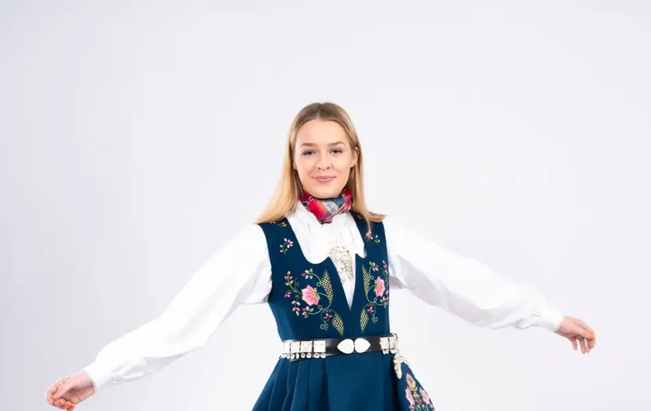 Jente som snurrer med blå bunad