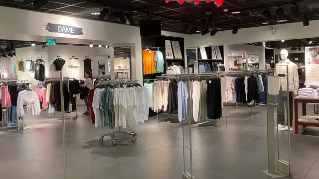 innendørs butikk med klær og reoler