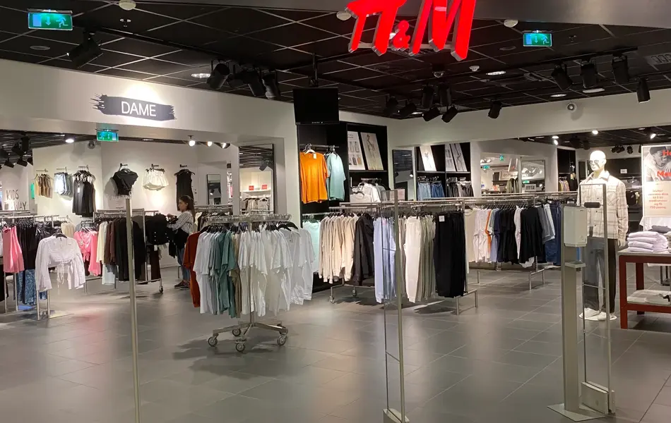 innendørs butikk med klær og reoler