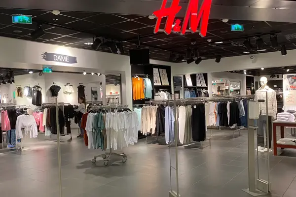 innendørs butikk med klær og reoler