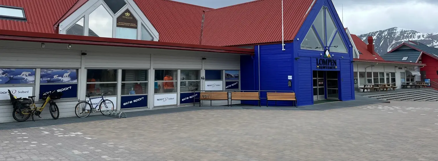 Bilde av Lompensenterets fasade, mot inngangen