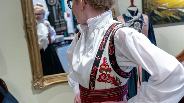 Hos Embla, jente prøver bunad