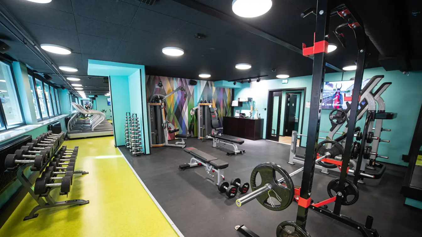 Treningsrom med styrkeapparater og manual-stativ