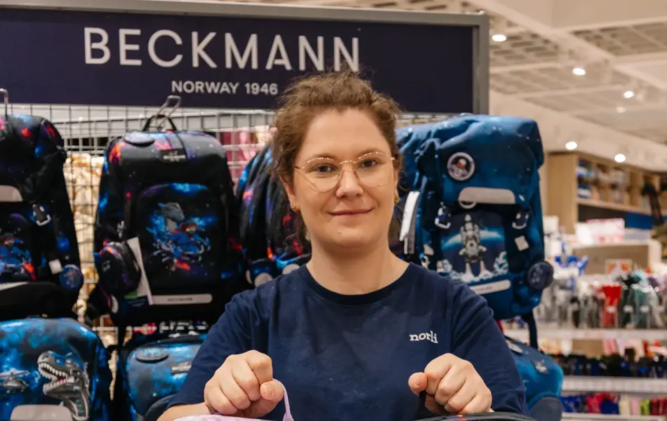 dame holder skolesekker