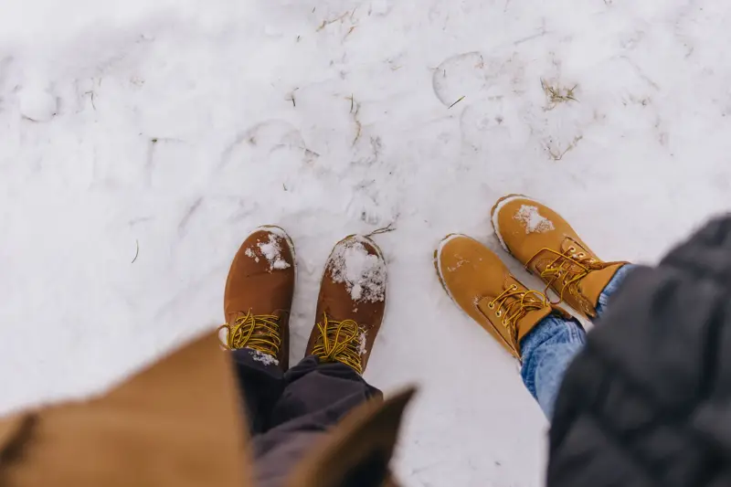 To par vintersko på snø sett ovenfra 