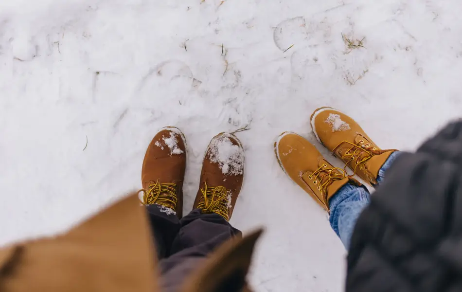 To par vintersko på snø sett ovenfra 
