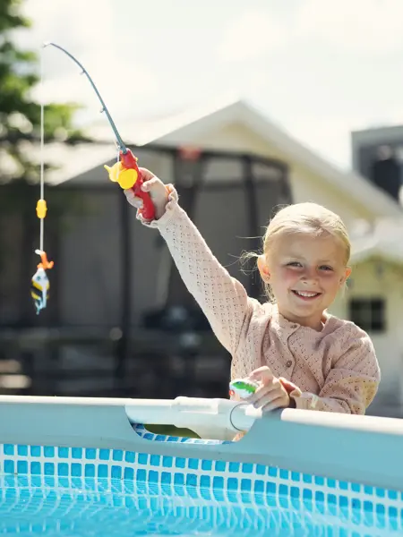 Jente holder fiske stang fra Lekia