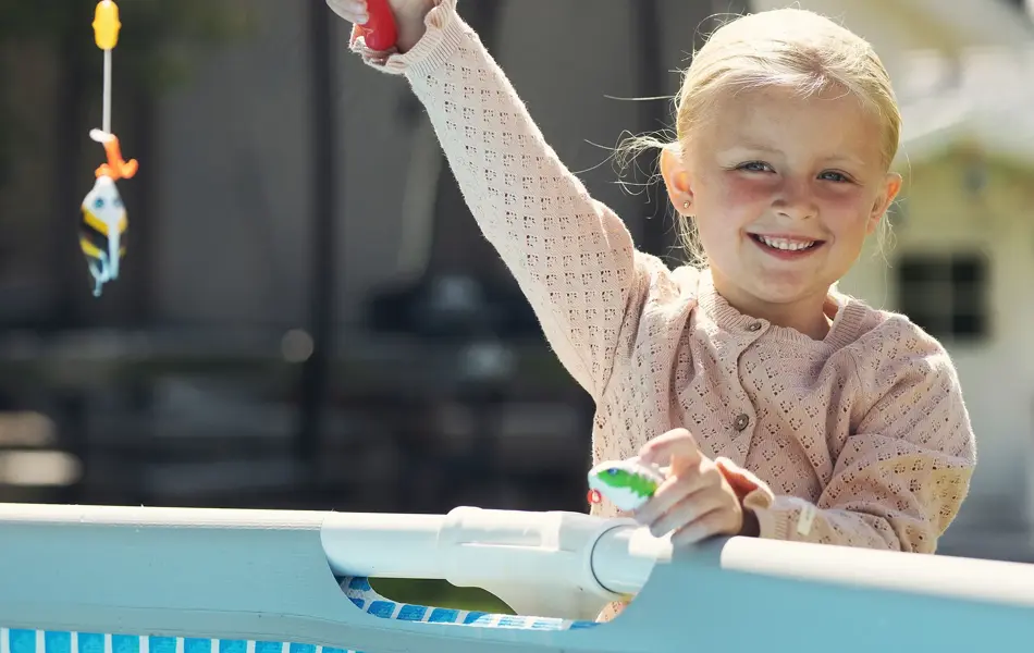 Jente holder fiske stang fra Lekia