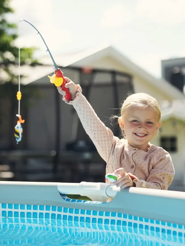 Jente holder fiske stang fra Lekia