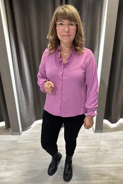 Dame i rosa bluse fra Zavanna Alta.