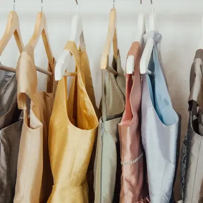 Selskapskjoler på kleshengere