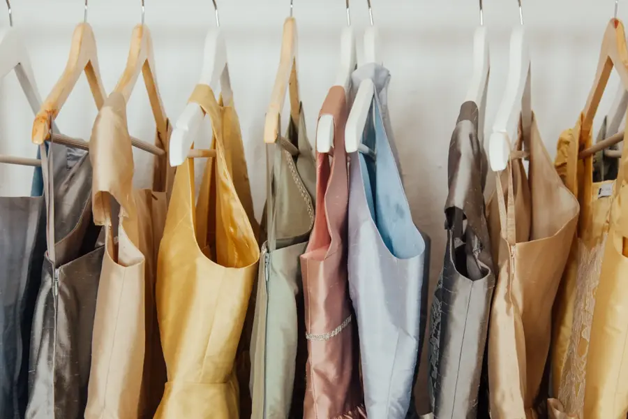 Selskapskjoler på kleshengere