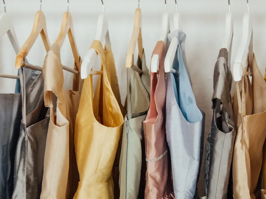 Selskapskjoler på kleshengere